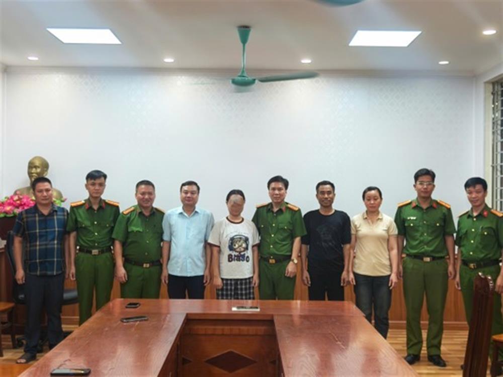 Lực lượng Công an tìm thấy cháu P (đứng giữa) đưa về nhà an toàn.