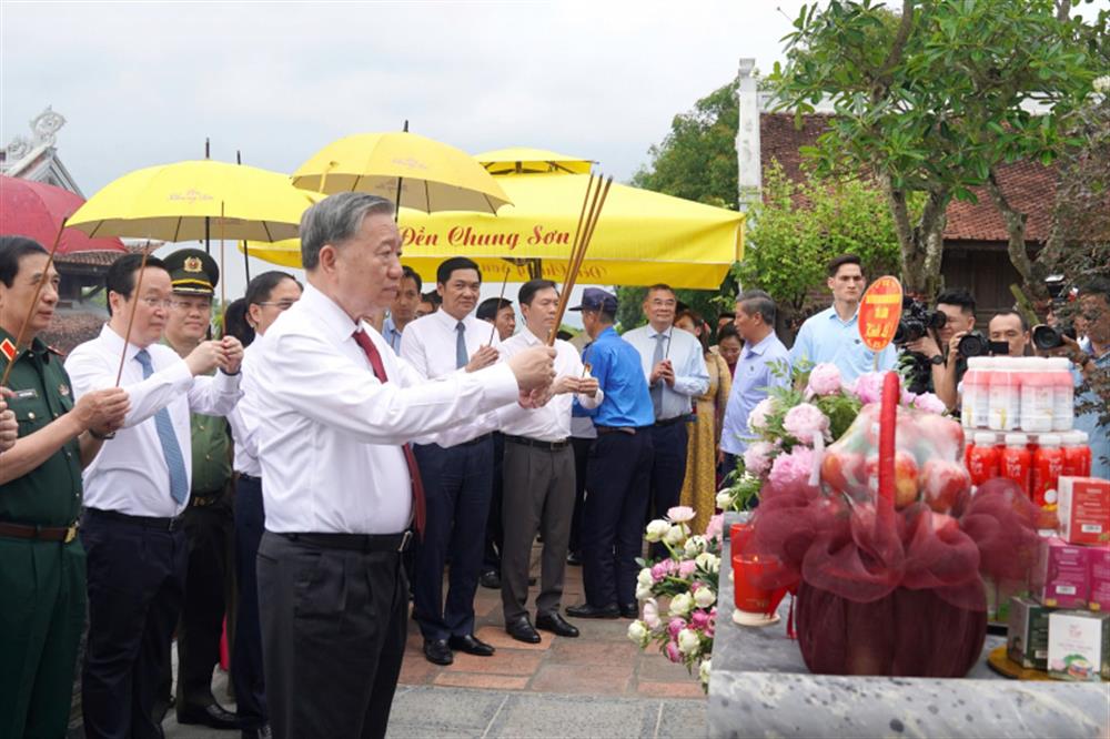 Tổng Bí thư Tô Lâm và đoàn công tác dâng hương tại đền Chung Sơn thờ gia tiên Bác Hồ.