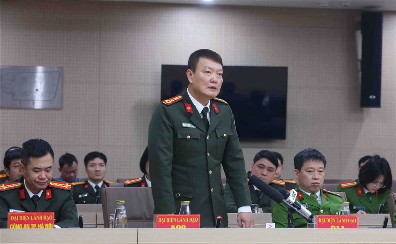 Đại diện lãnh đạo Cục Quản lý xuất nhập cảnh trả lời báo chí.