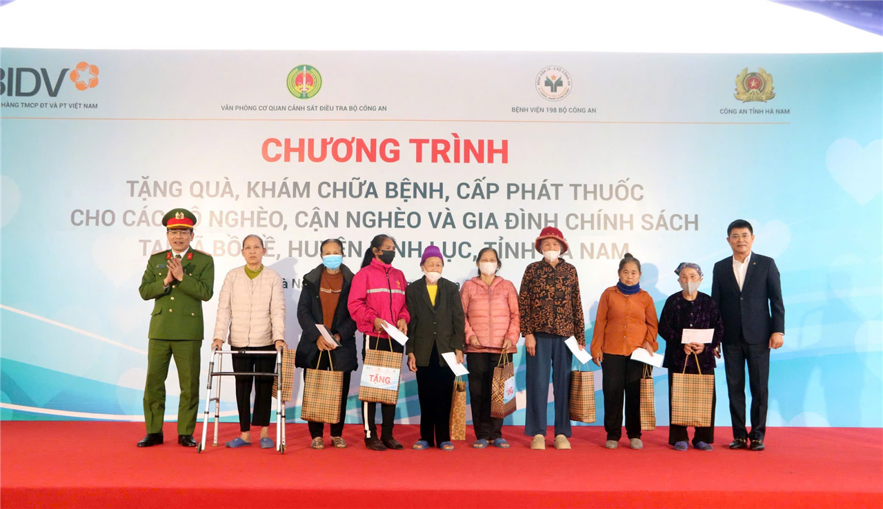 trao tặng 86 suất quà cho các gia đình nghèo, cận nghèo và gia đình chính sách tại xã Bồ Đề.