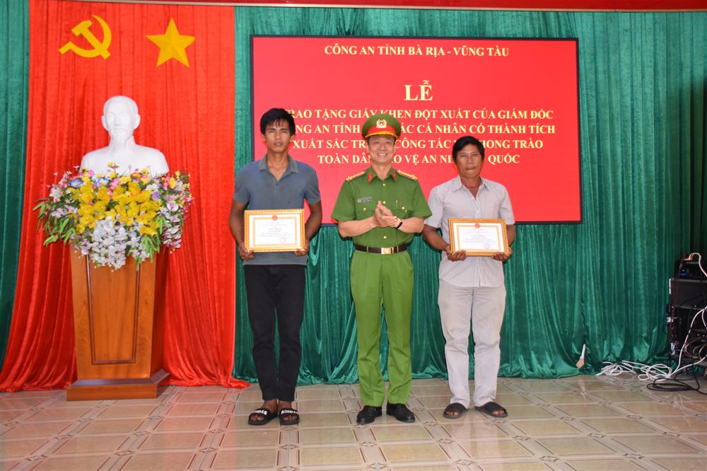 Đảng ủy, Ban Giám đốc trao quyết định khen thưởng đột xuất cho ông Nguyễn Văn Sỹ và anh Lê Văn Hậu.