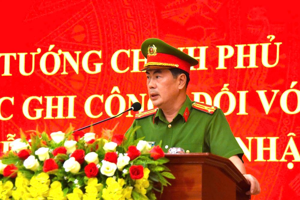 Thượng tá Trần Thanh Hiển, Phó Giám đốc Công an tỉnh phát biểu tại buổi lễ.