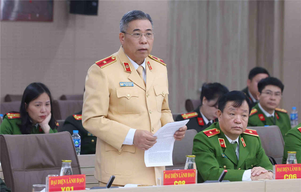 Đại diện lãnh đạo Cục Cảnh sát giao thông trả lời báo chí.