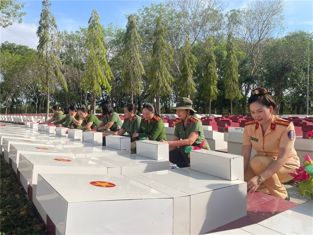 Các hội viên tổ chức chăm sóc mộ liệt sỹ chưa biết tên.