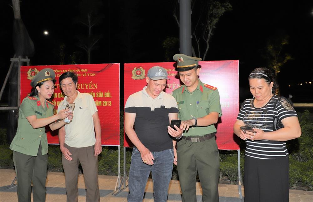 Cán bộ, chiến sĩ các Tổ công tác của Công an tỉnh tuyên truyền, hướng dẫn Nhân dân góp ý dự thảo nội dung sửa đổi, bổ sung một số điều của Hiến pháp năm 2013 trên VNeID.