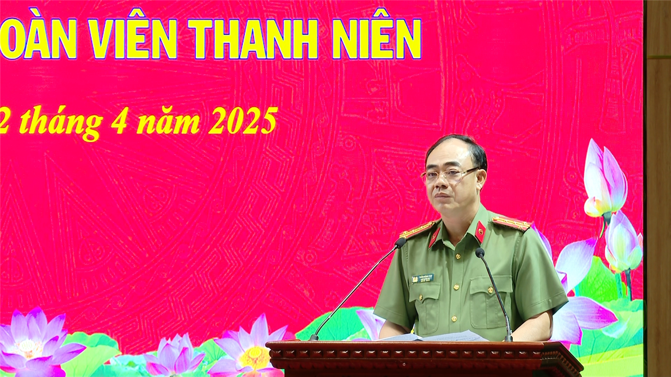 Đại tá Trần Hồng Phú, Phó Bí thư Đảng ủy, Phó Giám đốc Công an tỉnh phát biểu chỉ đạo tại Lớp tập huấn, bồi dưỡng.