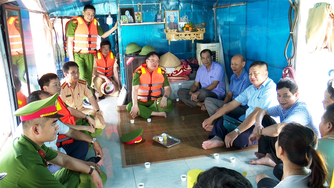 Đại tá Tống Như Sơn, Phó Giám đốc Công an tỉnh và Đoàn công tác khảo sát, kiểm tra, đánh giá, tuyên truyền công tác phòng ngừa, đấu tranh phòng, chống tội phạm trên các tuyến đường thủy nội địa trên địa bàn tỉnh.