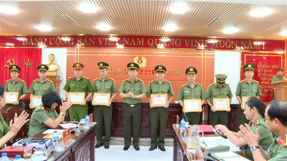 Các tập thể và cá nhân được trao tặng giấy khen của Đảng uỷ Công an tỉnh.