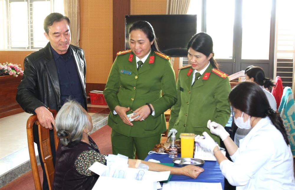 Đại tá Đỗ Thị Thu Hiền, Phó Giám đốc Công an tỉnh và lãnh đạo Sở Nội vụ kiểm tra công tác lấy mẫu ADN thân nhân liệt sĩ tại Công an phường Tân Liêm, thành phố Phủ Lý, Hà Nam.