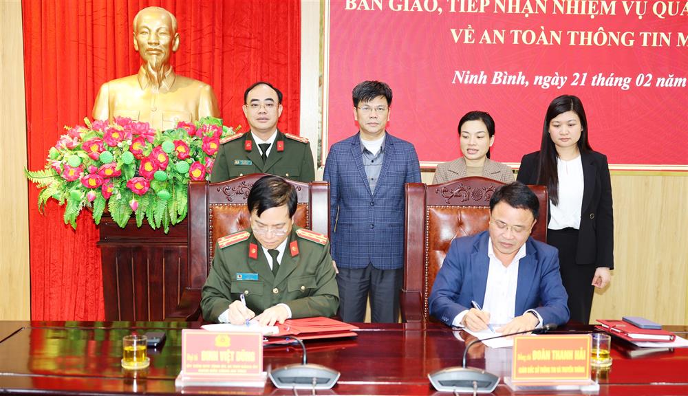 Đại tá Đinh Việt Dũng, Giám đốc Công an tỉnh và đồng chí Đoàn Thanh Hải, Giám đốc Sở Thông tin và Truyền thông ký Biên bản bàn giao, tiếp nhận nhiệm vụ quản lý Nhà nước về an toàn thông tin mạng trên địa bàn tỉnh.