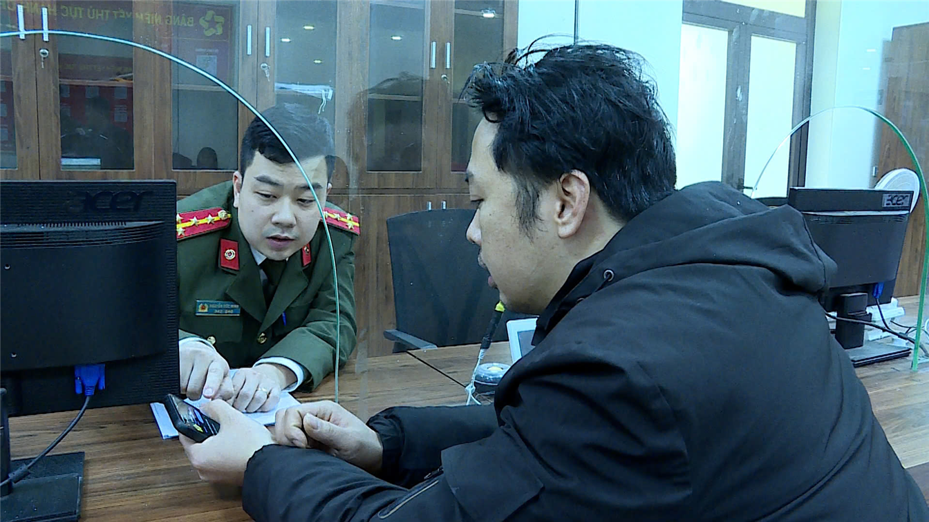 Cán bộ, chiến sỹ hướng dẫn người dân làm thủ tục cấp phiếu lý lịch tư pháp.