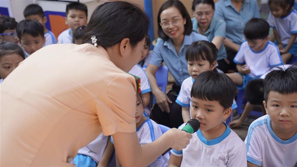 Một số hình ảnh tại buổi tuyên truyền.