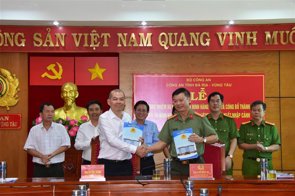 Ban Giám đốc Công an tỉnh và Ban Giám đốc Cảng hàng không Côn Đảo ký kết biên bản bàn giao nhiệm vụ bảo đảm an ninh hàng không tại sân bay Côn Đảo.