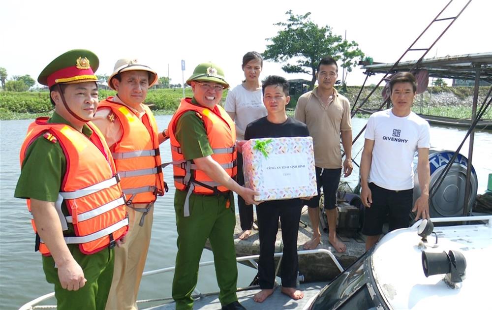 tặng quà cho các hộ gia đình, ngư dân có hoàn cảnh khó khăn, sinh sống trên tuyến sông Đáy.