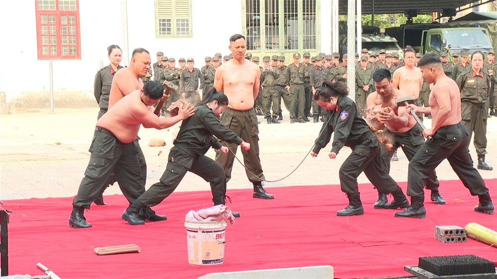 cán bộ, chiến sĩ Phòng Cảnh sát cơ động đã tổ chức đồng diễn kỹ thuật, chiến thuật, biểu diễn kỹ thuật khí công.