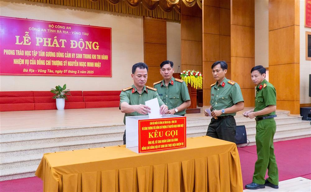 Đảng uỷ, Ban Giám đốc Công an tỉnh và cán bộ chiến sĩ quyên góp ủng hộ chia sẻ hoàn gia đình đồng chí, đồng đội hy sinh khi thực hiện nhiệm vụ.
