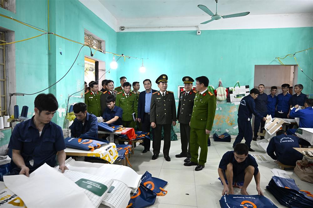 Thứ trưởng Trần Quốc Tỏ thăm, kiểm tra Cơ sở cai nghiện ma tuý tỉnh Ninh Bình.