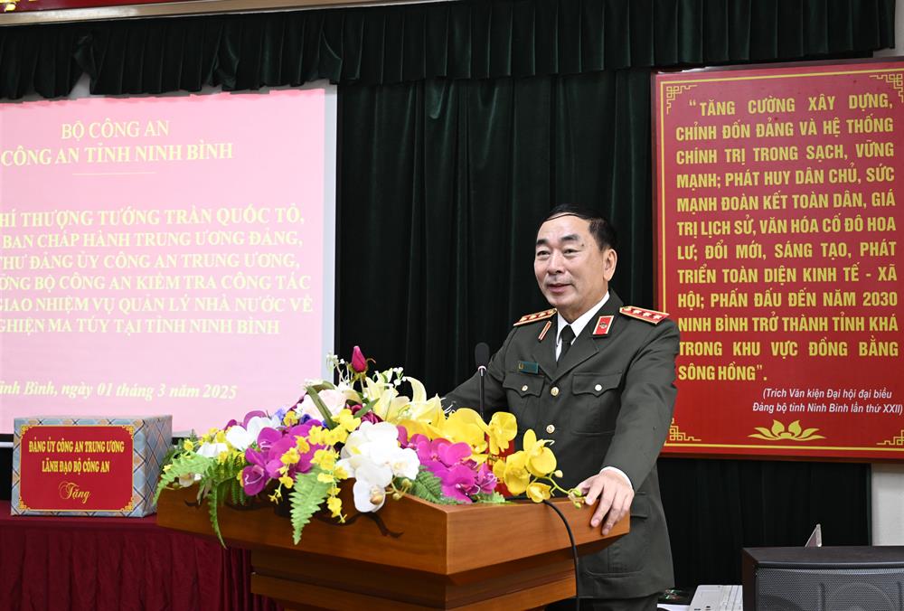 Thứ trưởng Trần Quốc Tỏ phát biểu tại buổi làm việc.