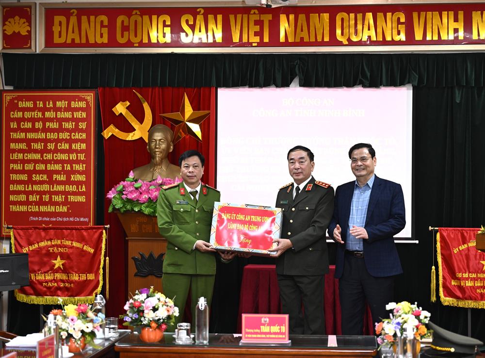 Thứ trưởng Trần Quốc Tỏ tặng quà Cơ sở cai nghiện ma tuý tỉnh Ninh Bình.