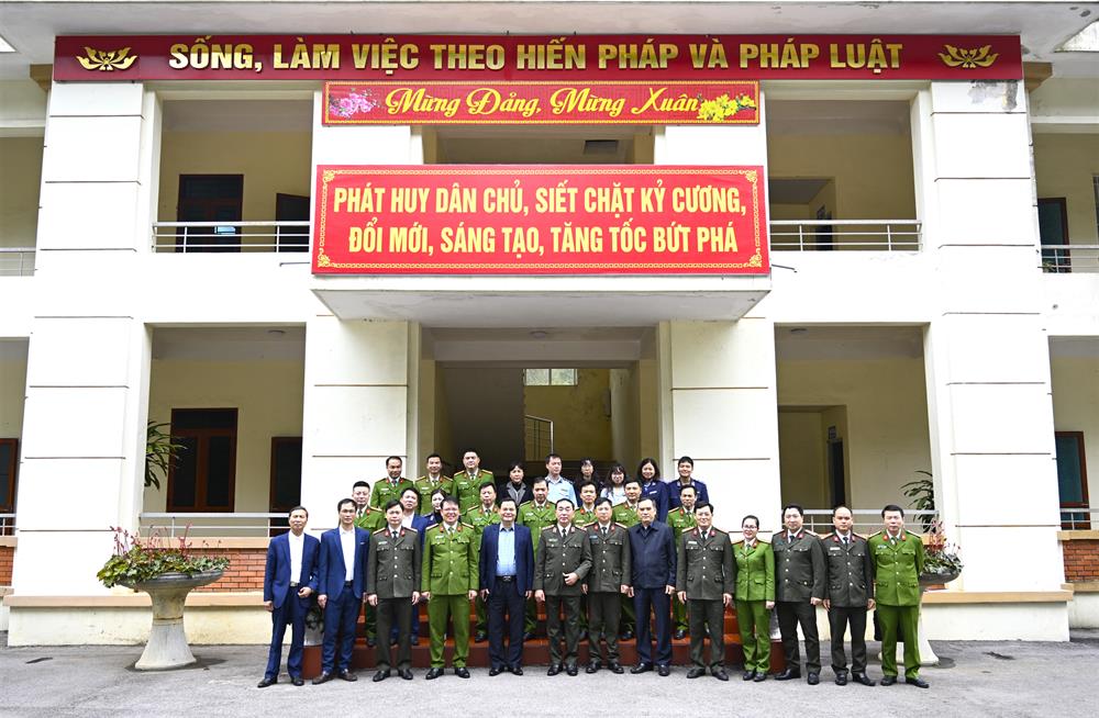 Thứ trưởng Trần Quốc Tỏ cùng các đại biểu tại Cơ sở cai nghiện ma tuý tỉnh Ninh Bình.