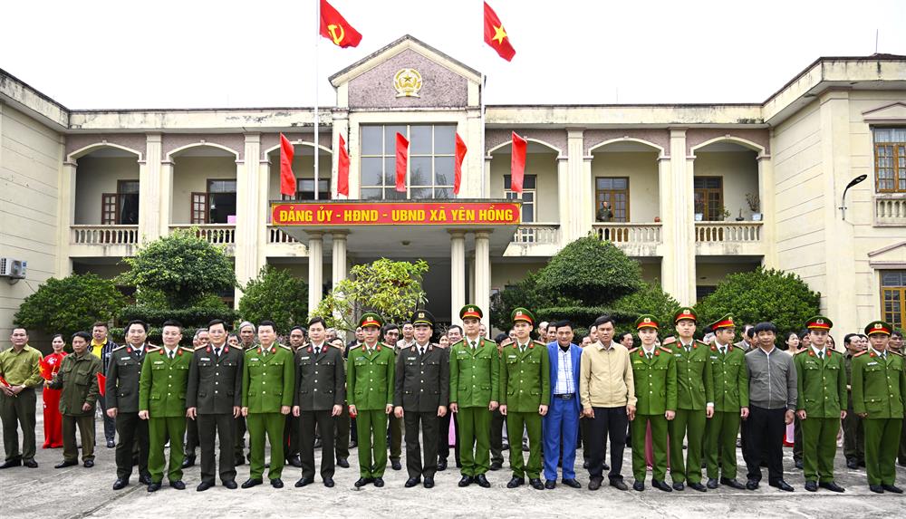 Thứ trưởng Trần Quốc Tỏ cùng Đoàn công tác đã đến thăm, kiểm tra, làm việc với Công an xã Hồng Quang.