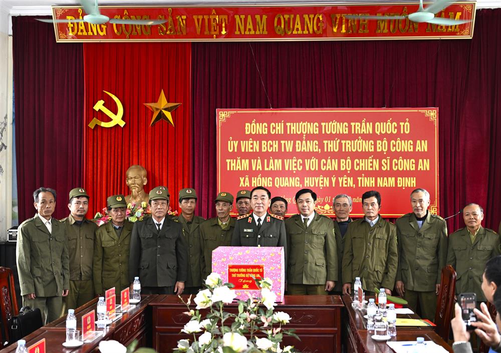 Thứ trưởng Trần Quốc Tỏ tặng quà Công an xã Hồng Quang và lực lượng tham gia bảo vệ an ninh, trật tự ở cơ sở.