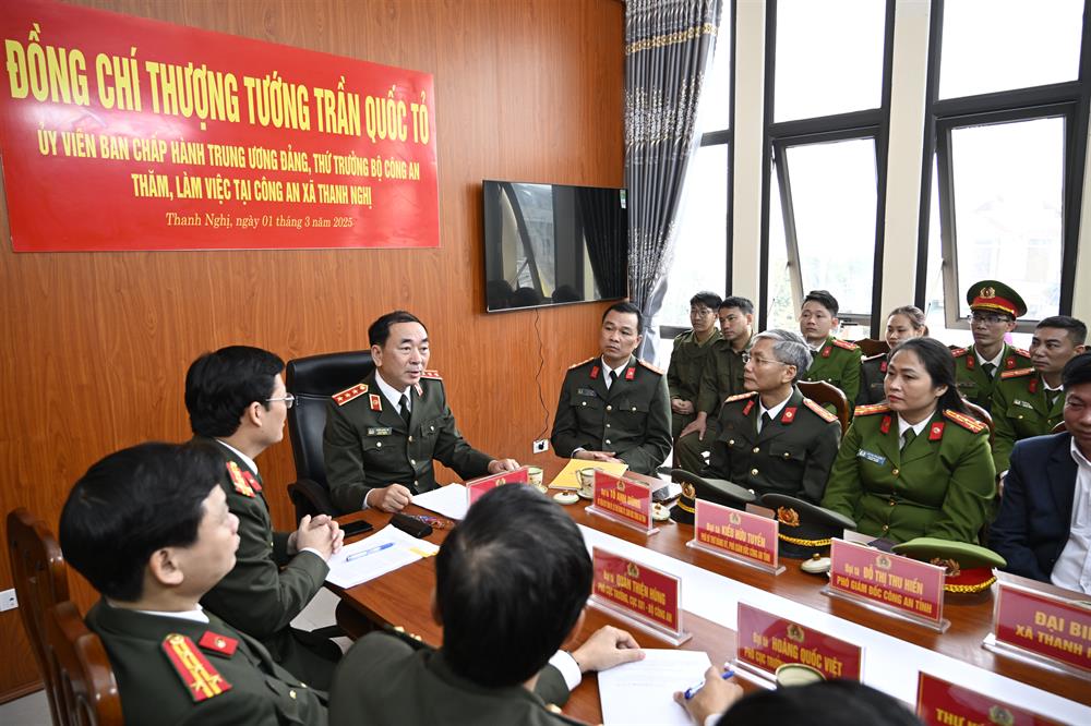 Thứ trưởng Trần Quốc Tỏ cùng Đoàn công tác đã đến thăm và làm việc với cán bộ, chiến sĩ Công an xã Thanh Nghị.