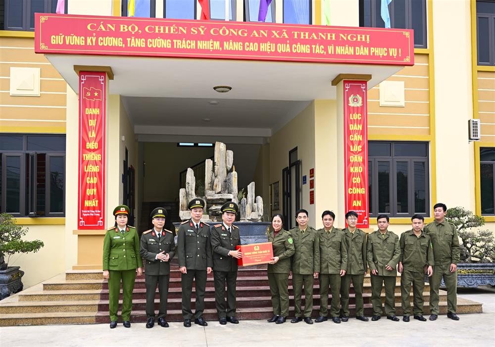 Thứ trưởng Trần Quốc Tỏ tặng quà Công an xã Thanh nghị và lực lượng tham gia bảo đảm an ninh, trật tự ở cơ sở.