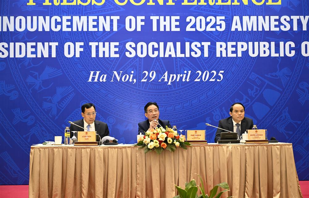 Đồng chí Phạm Thanh Hà, Phó Chủ nhiệm Văn phòng Chủ tịch nước; Trung tướng Lê Văn Tuyến, Thứ trưởng Bộ Công an và đồng chí Đặng Quốc Đoàn, Phó Chánh án Tòa án nhân dân tối cao đồng chủ trì họp báo.