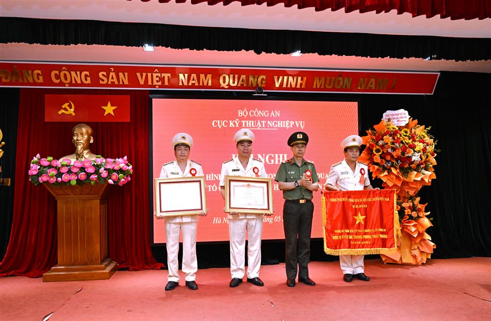 Trung tướng Trần Việt Kiều, Cục trưởng Cục Kỹ thuật nghiệp vụ trao Cờ thi đua của Chính phủ cho tập thể Phòng 9; trao Bằng khen của Thủ tướng Chính phủ cho 2 cá nhân.