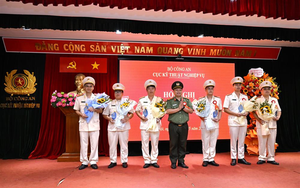 Các tập thể, cá nhân điển hình tiên tiến được vinh danh tại Hội nghị.