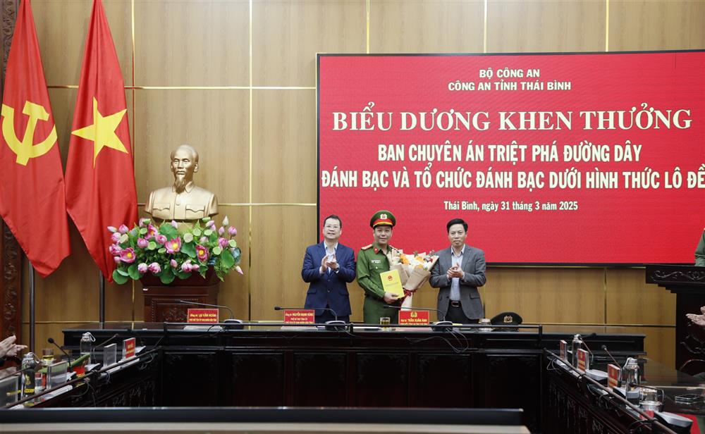 Đồng chí Nguyễn Mạnh Hùng trao thưởng và tặng hoa cho Ban chuyên án.