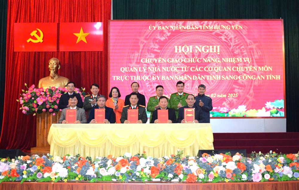 Ủy ban nhân dân (UBND) tỉnh tổ chức hội nghị chuyển giao chức năng, nhiệm vụ quản lý nhà nước từ các cơ quan chuyên môn trực thuộc UBND tỉnh sang Công an tỉnh.