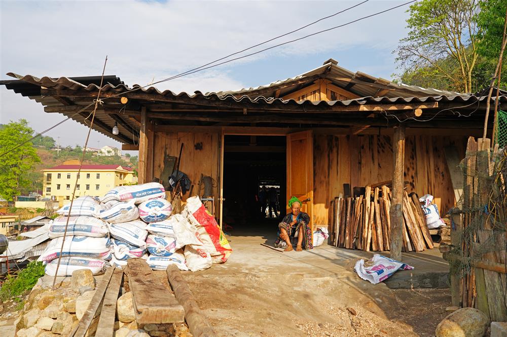 Bà Hảng Thị Sá yên tâm nghỉ ngơi bên căn nhà mới khang trang. 