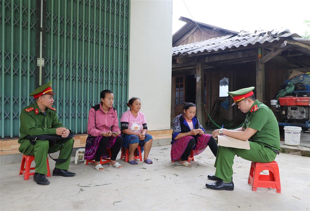 Công an xã Túc Đán xuống từng thôn, bản để gặp gỡ, tiếp xúc tuyên truyền, vận động người dân tích cực tham gia phong trào Toàn dân bảo vệ an ninh Tổ quốc.