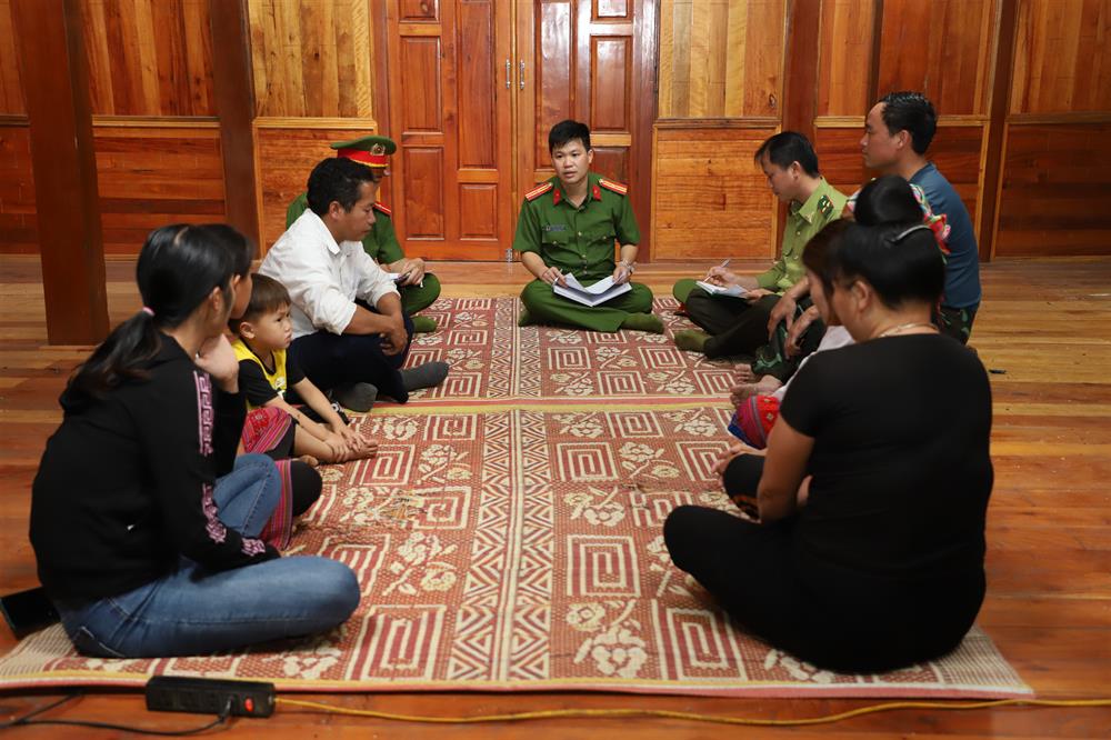 Công an xã Túc Đán tuyên truyền, phổ biến pháp luật cho người dân, nhằm ngăn chặn hoạt động truyền đạo trái pháp luật.
