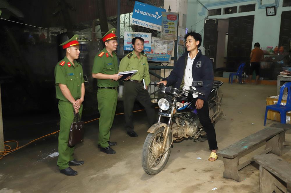 Công an xã Túc Đán tuyên truyền pháp luật cho nhân dân mọi lúc, mọi nơi.