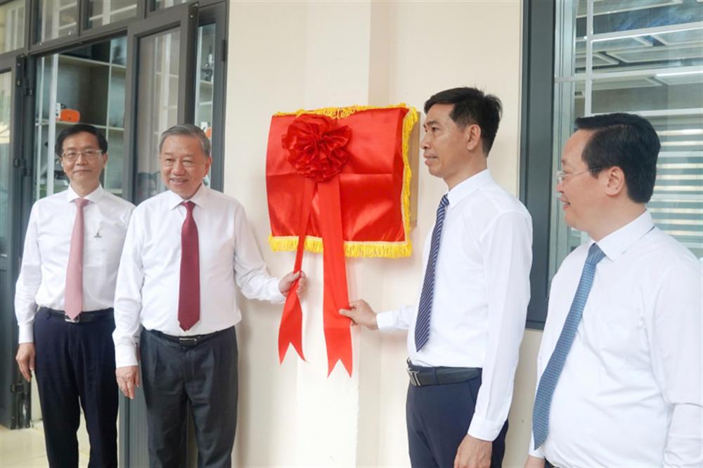 Tổng Bí thư Tô Lâm tặng phòng học STEM cho Trường THPT Kim Liên.