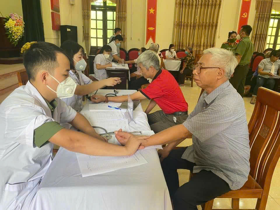 Bác sỹ của Trại tạm giam Công an tỉnh khám bệnh cho phạm nhân.