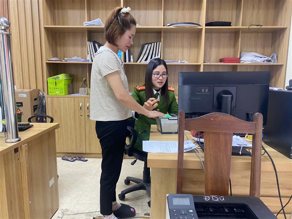 Công an xã Đình Dù, huyện Văn Lâm đang nỗ lực trong việc hướng dẫn, thu nhận hồ sơ cấp Căn cước cho công dân trên địa bàn huyện Văn Lâm.
