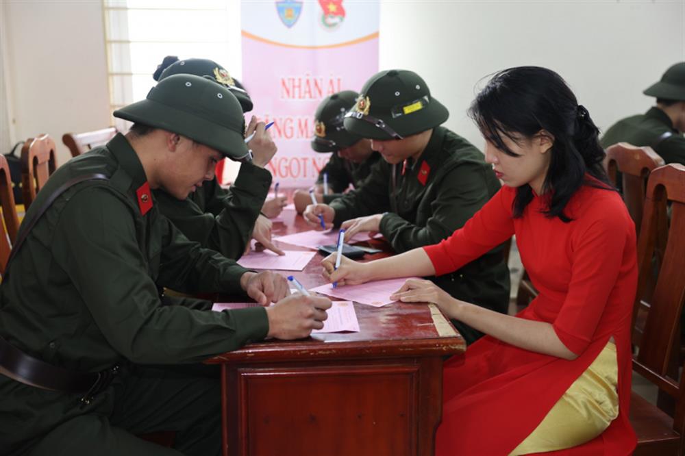 Các đoàn viên thanh niên đăng ký hiến máu tình nguyện ngay sau lễ phát động.