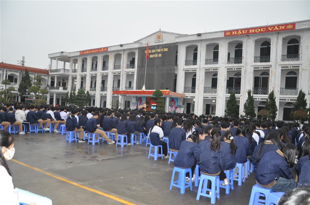 Các em học sinh được hướng dẫn, giải đáp các vấn đề liên quan đến lĩnh vực giao thông đường bộ.