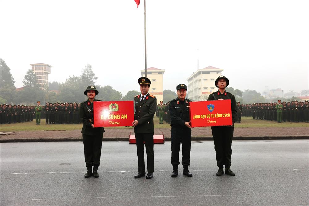Đại diện chiến sĩ mới tham gia huấn luyện tại Trung tâm huấn luyện, bồi dưỡng nghiệp vụ và giáo dục nghề nghiệp số 1 đón nhận quà tặng của Bộ Công an và Bộ Tư lệnh CSCĐ.