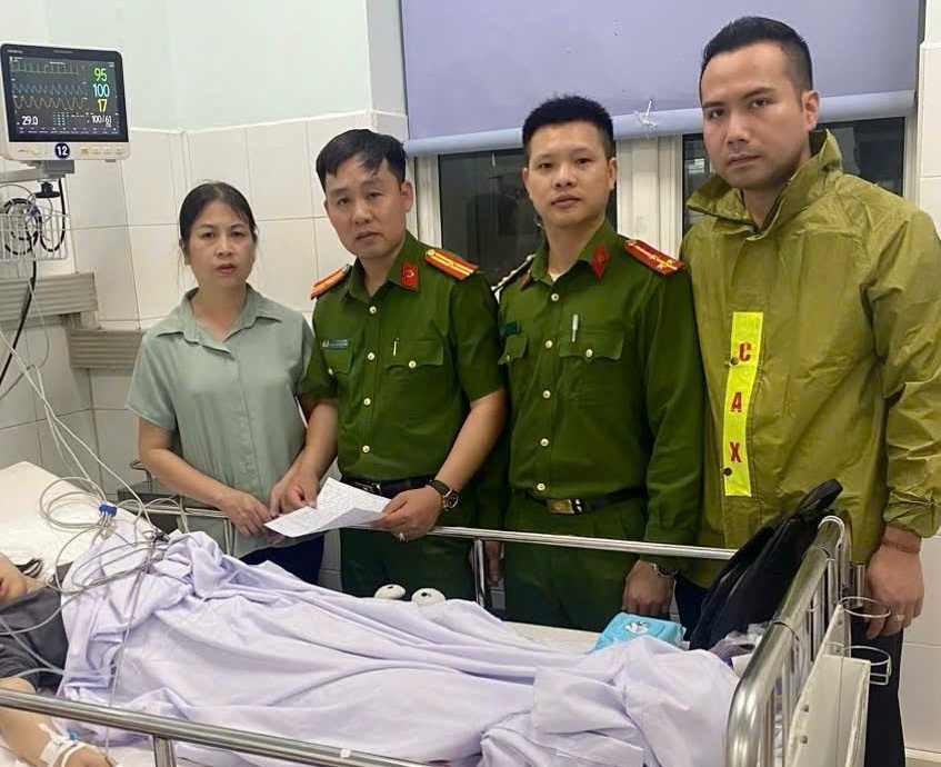 Công an thị trấn Cát Hải vừa kịp thời cứu sống cháu bé nhảy xuống biển tự tử.