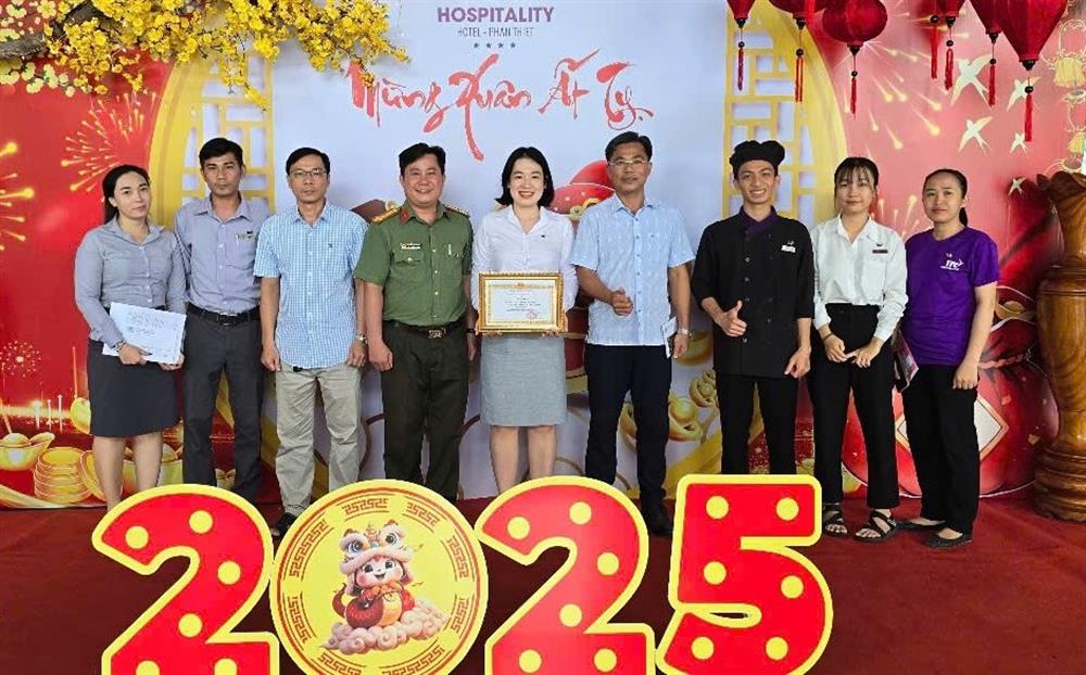 Trao quyết định khen thưởng của Giám đốc Công an tỉnh cho 01 tập thể về lĩnh vực du lịch trên địa bàn thành phố Phan Thiết.