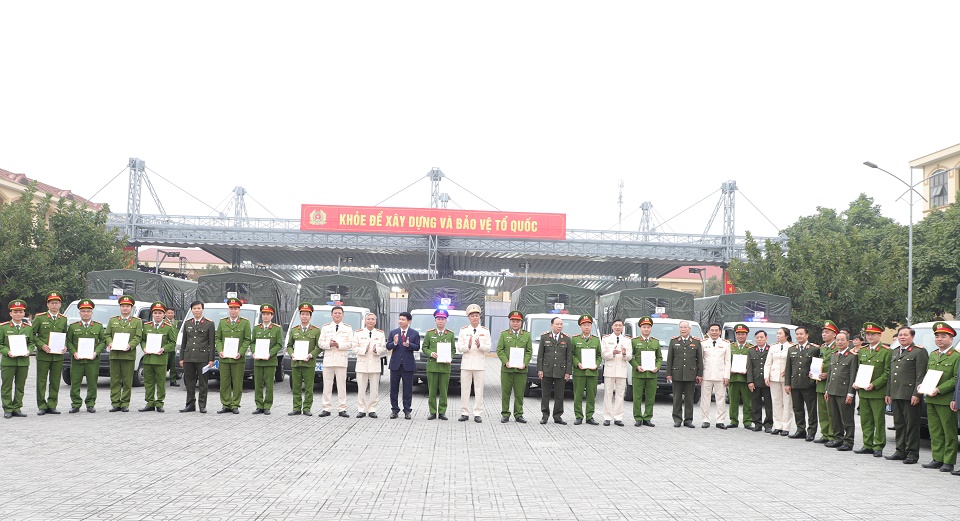 bàn giao xe ô tô chuyên dụng cho Công an cấp xã phục vụ công tác bảo đảm an ninh, trật tự trên địa bàn.
