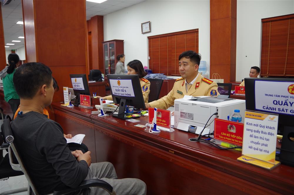 Cán bộ Phòng Cảnh sát giao thông Công an tỉnh tiếp nhận hồ sơ cấp đổi giấy phép lái xe tại Trung tâm Phục vụ hành chính công tỉnh.
