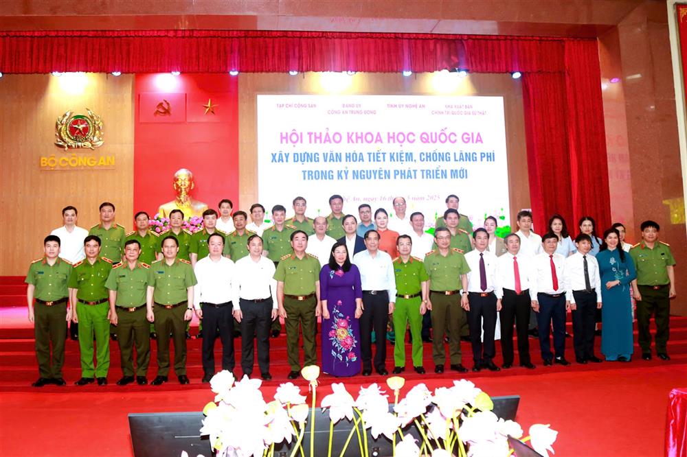 Các đại biểu dự buổi Lễ.