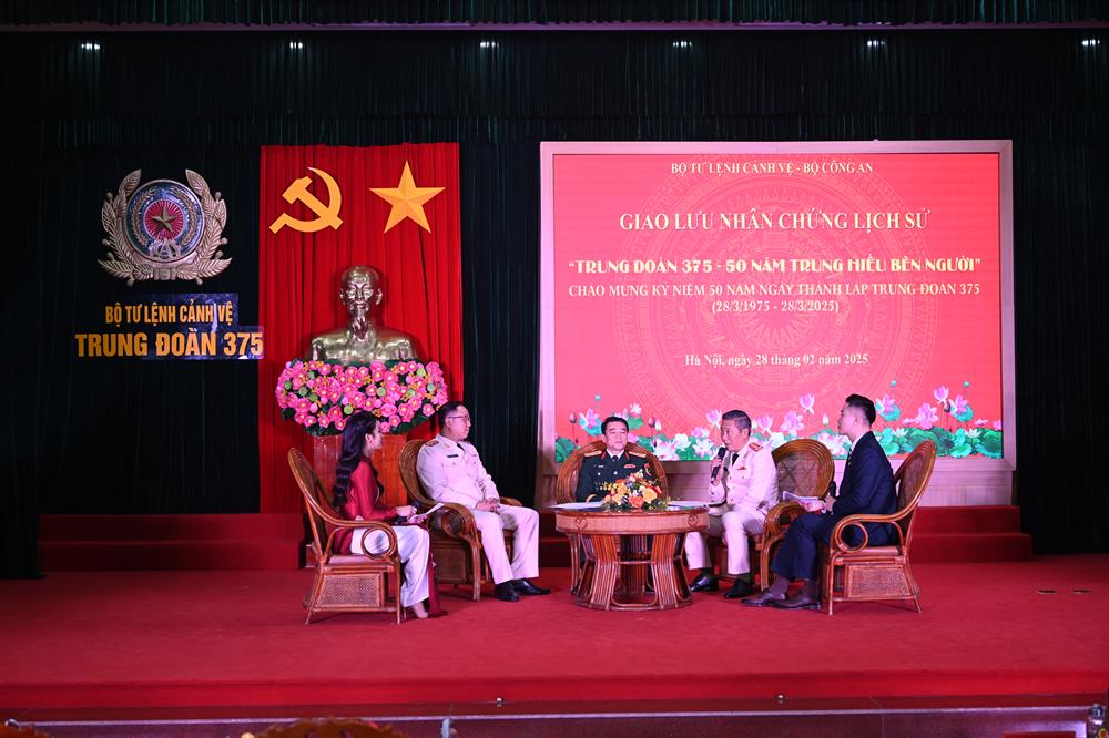 Các đại biểu, khách mời ôn lại chặng đường 50 năm xây dựng, chiến đấu và trưởng thành của Trung đoàn 375.