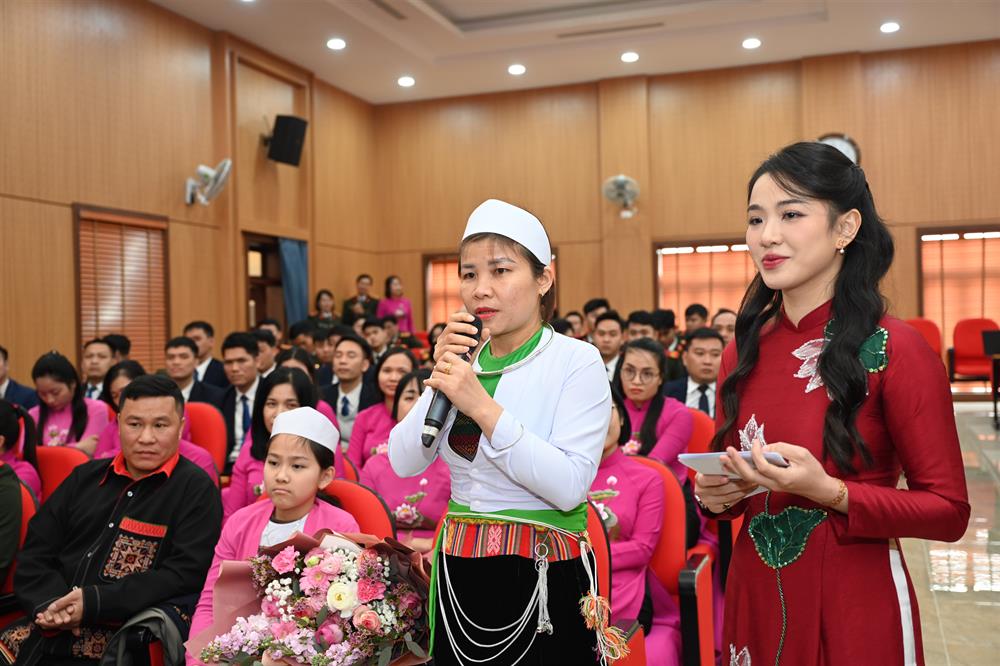 các nhân vật tham gia chương trình giao lưu.